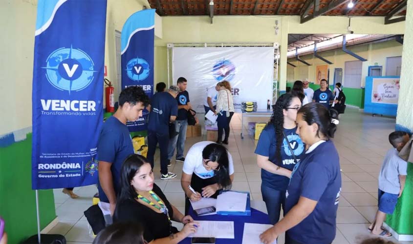 Concluintes de cursos recebem kits profissionalizantes