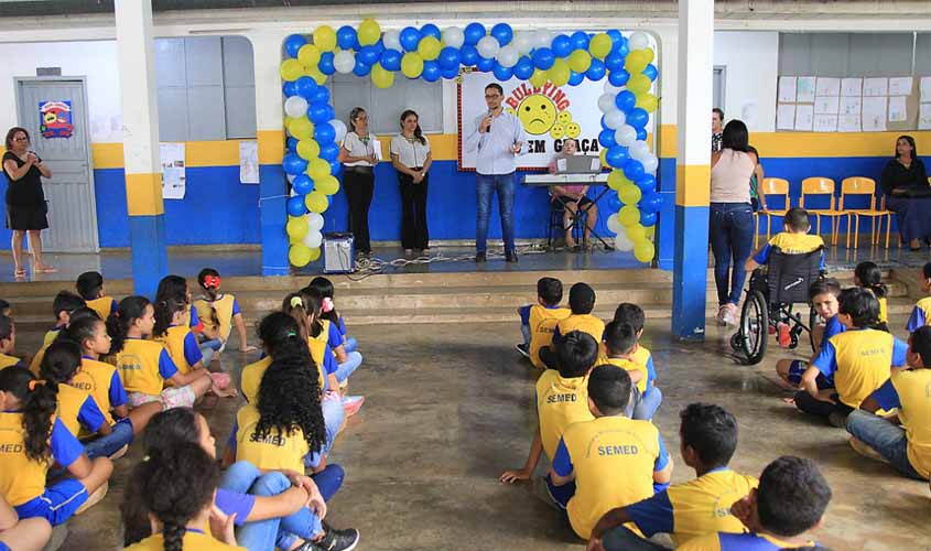 Deputado Anderson entrega centrais de ar condicionados em escola no bairro Nova Esperança