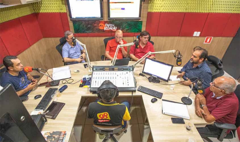 Presidente Laerte Gomes concede entrevistas a rádios e anuncia destinação de espaço para Delegacia da Mulher