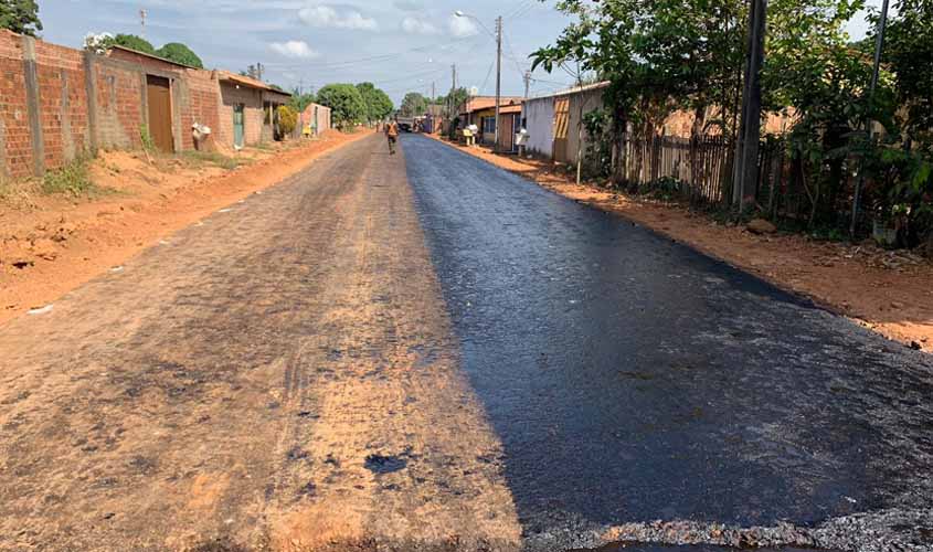 Mais duas ruas recebem massa asfáltica na zona leste