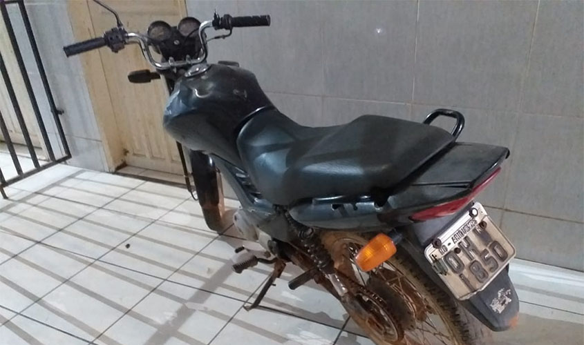Após fugir da polícia com moto roubada, homem acaba preso