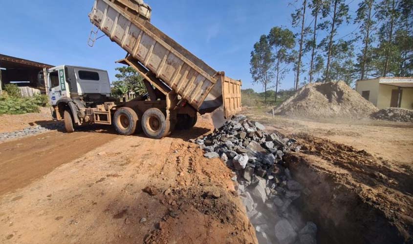 Obras de pavimentação asfáltica são executadas pelo DER na RO-135