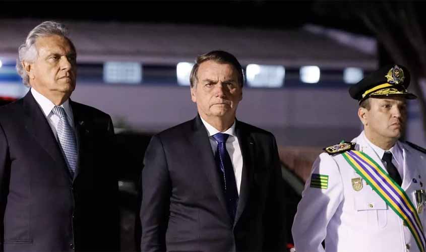 Bolsonaro encerra entrevista ao ser questionado sobre helicóptero da FAB que levou família a casamento do 03