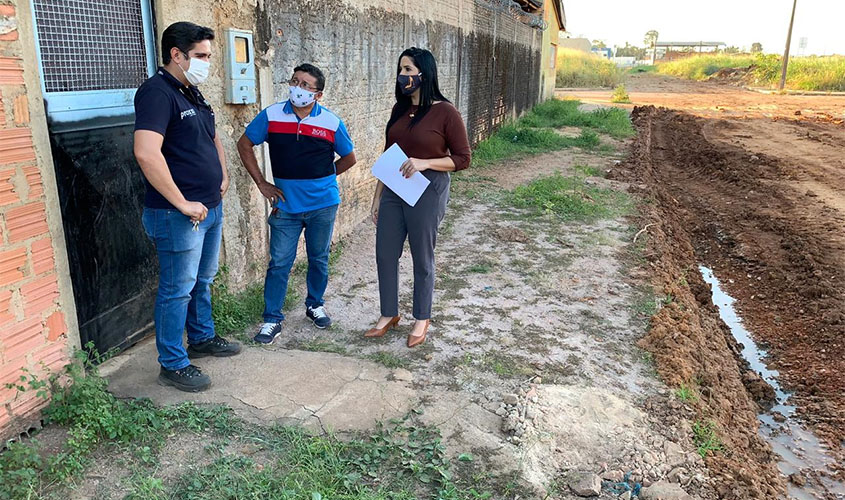 Cristiane Lopes reivindica que asfalto seja feito com drenagem no Tancredo Neves