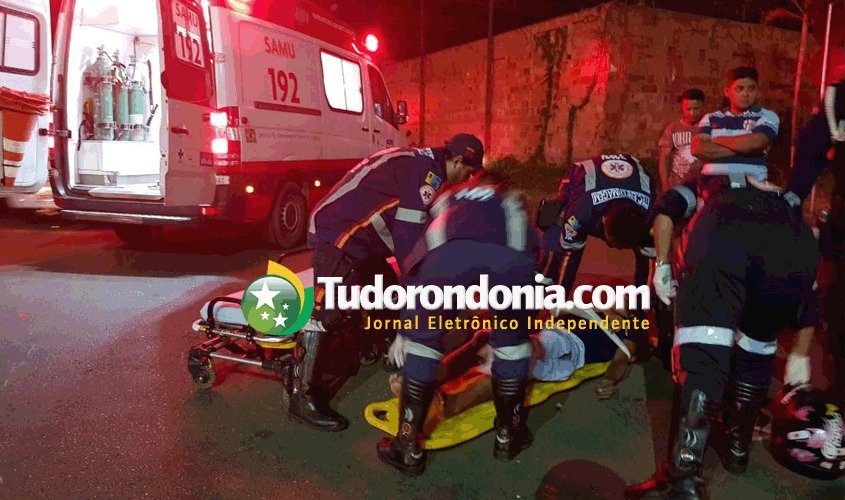 Casal de motociclista avança preferencial e é atingido por carro