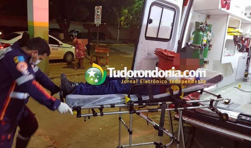 Estudante é baleado na frente de escola durante tentativa de roubo