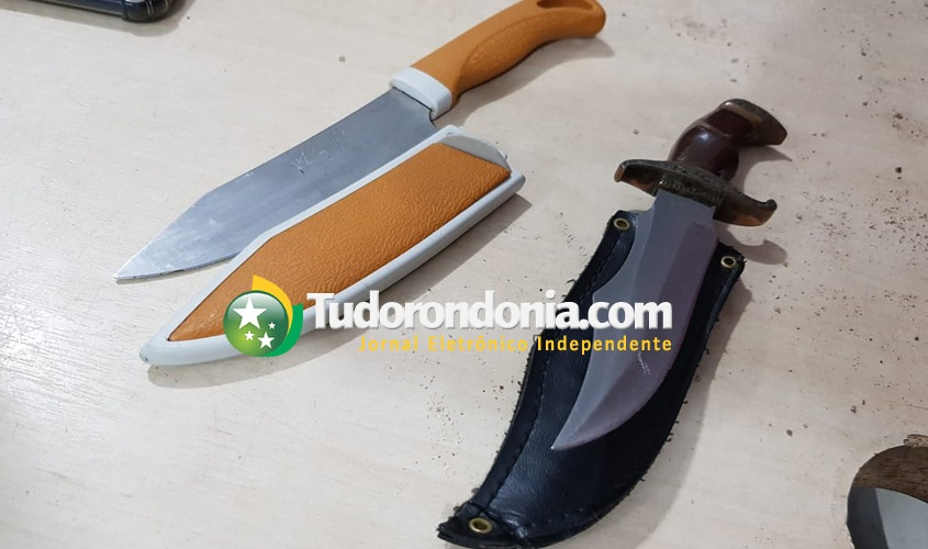 Polícia apreende adolescente com duas facas dentro de escola