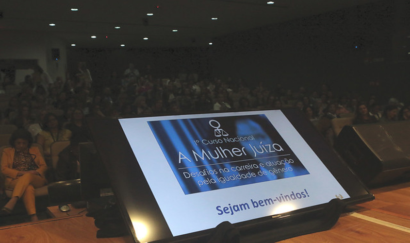 Dificuldade para mulher avançar na magistratura independe de região