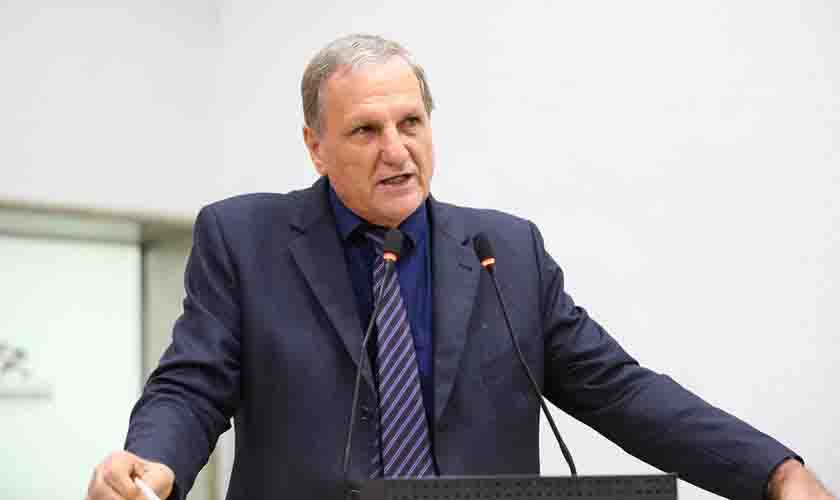 Follador cobra renovação imediata dos contratos das escolas militares