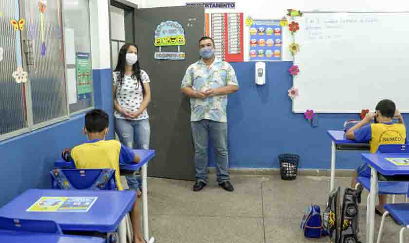 Menino Gustavo é matriculado na rede municipal de ensino de Porto Velho