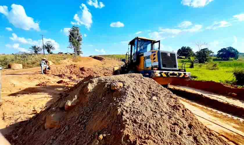 Equipes do DER realinham trecho da RO-474