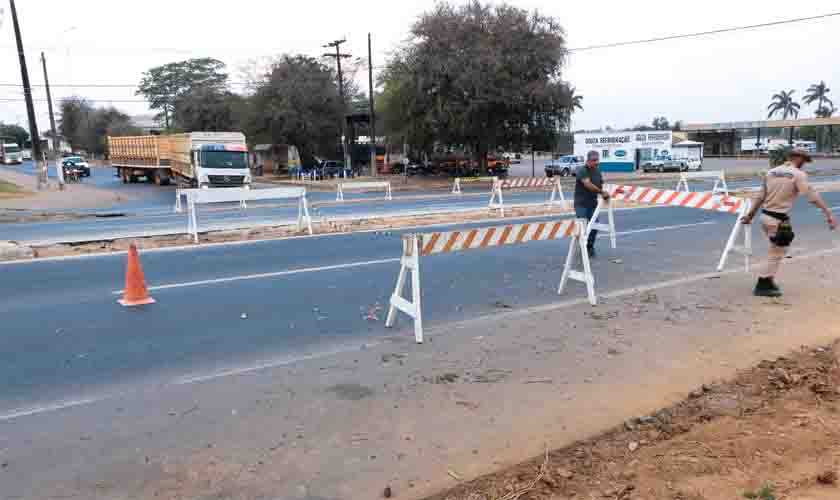 Prefeitura remove canteiros para instalação de semáforo na BR-364