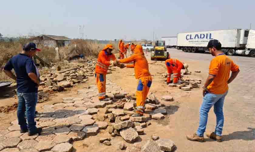 Reforma do pátio do posto fiscal melhora acesso para caminhoneiros; serviço conta com mão de obra reeducanda