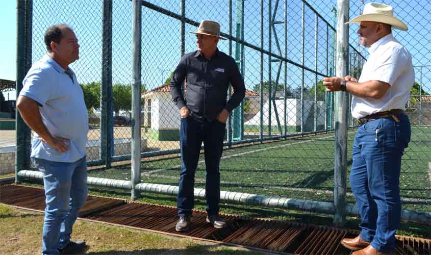 Ezequiel Neiva destina R$ 300 mil para reforma de quadra de grama sintética em Vale do Anari