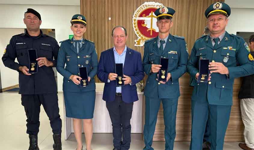 Pedro Fernandes é condecorado com a medalha mérito Capitão Sílvio pela Polícia Militar de Rondônia