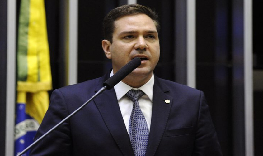 CCJ aprova PEC que autoriza servidor administrativo a acumular cargo de professor