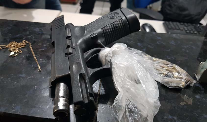 Polícia prende dupla com pistola