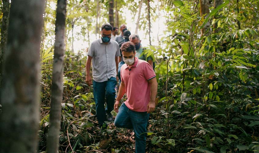 Vinicius Miguel se une com moradores em luta por nascentes de água da Capital