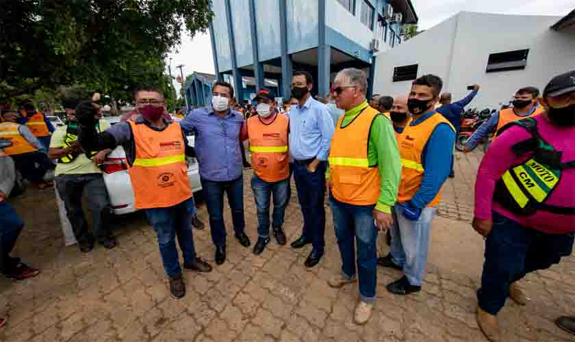 Isaú Fonseca recebe mototaxistas no pátio da Prefeitura