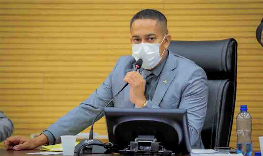 Eyder Brasil apresenta projeto que prevê a obrigatoriedade de prestar socorro a animais atropelados