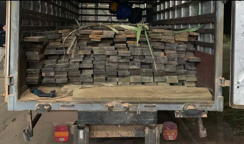 Em Ariquemes/RO, PRF identifica transporte irregular de madeira