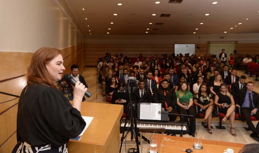 Aline Silva preside sessão de entrega de credencial a 27 novos advogados e destaca importância da ética profissional para uma carreira de sucesso