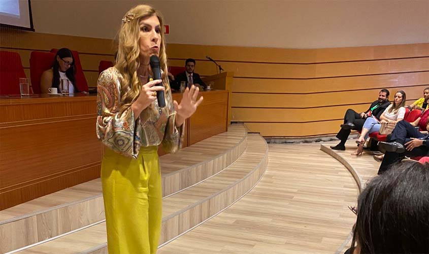 Fernanda Marinela destaca oportunidades para advocacia na seara administrativa durante palestra promovida pela OAB-RO