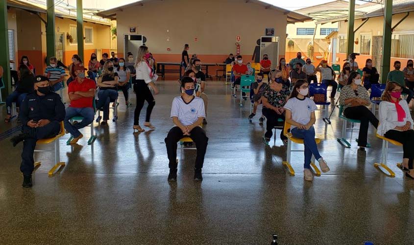 Escolas estaduais recebem investimentos; durante visitas nas unidades, Governo homenageia estudantes