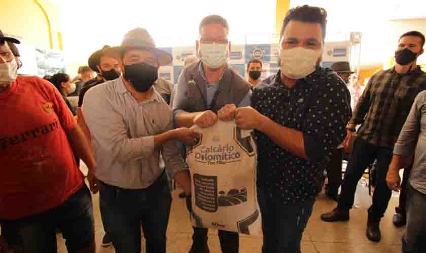 Deputado Marcelo Cruz realiza entrega de calcário em Extrema, e pede à volta da residência do DER no distrito