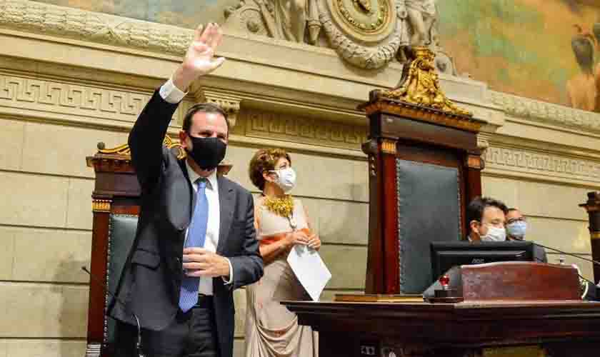 Paes publica decreto e máscaras deixam de ser obrigatórias em áreas abertas no Rio