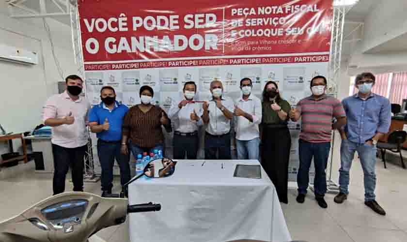 Quarta moto de programa da Semfaz é entregue: emissão de notas fiscais de serviço em Vilhena pode dar prêmios