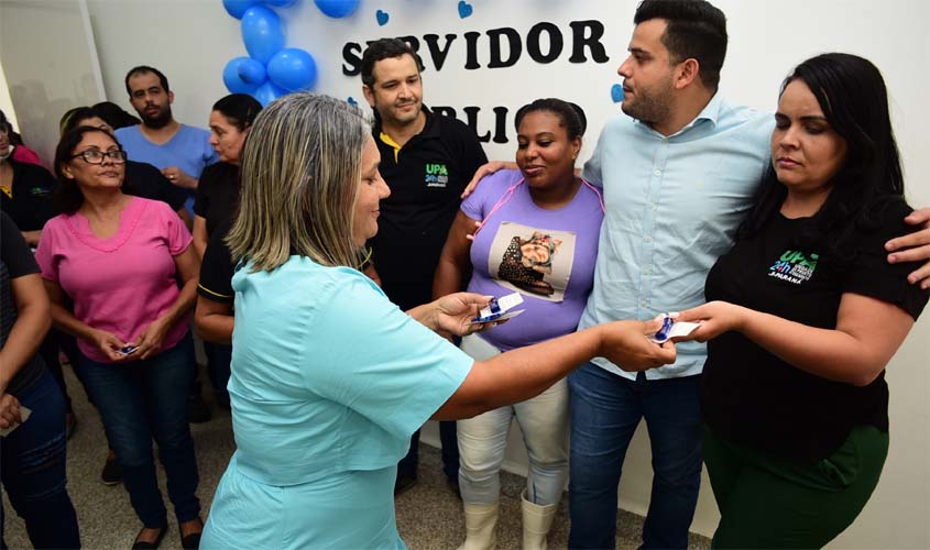 Secretária de Saúde entrega lembrança do Dia do Servidor Público