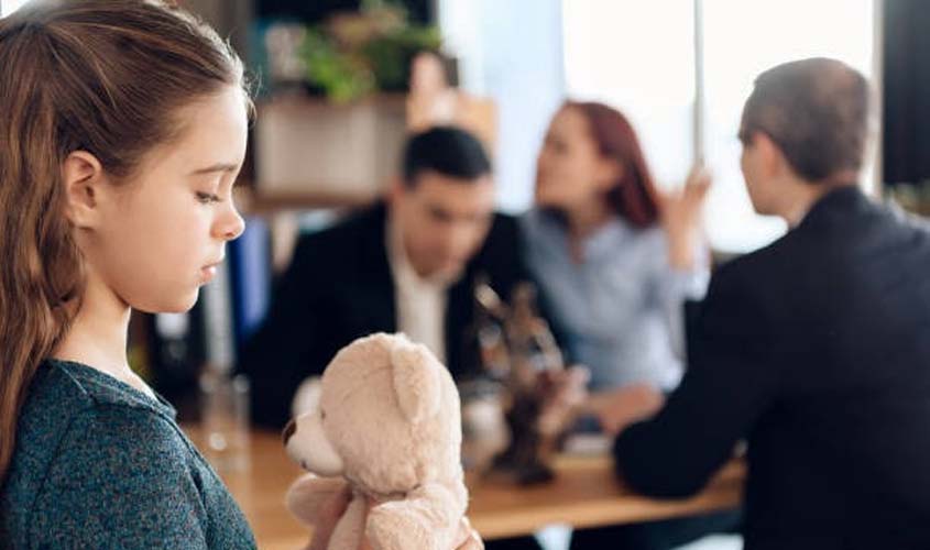 Especialista: maioridade não encerra pensão alimentícia