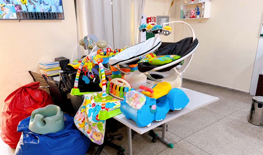 Madrinha doa itens para bebês acolhidos na Casa Criar
