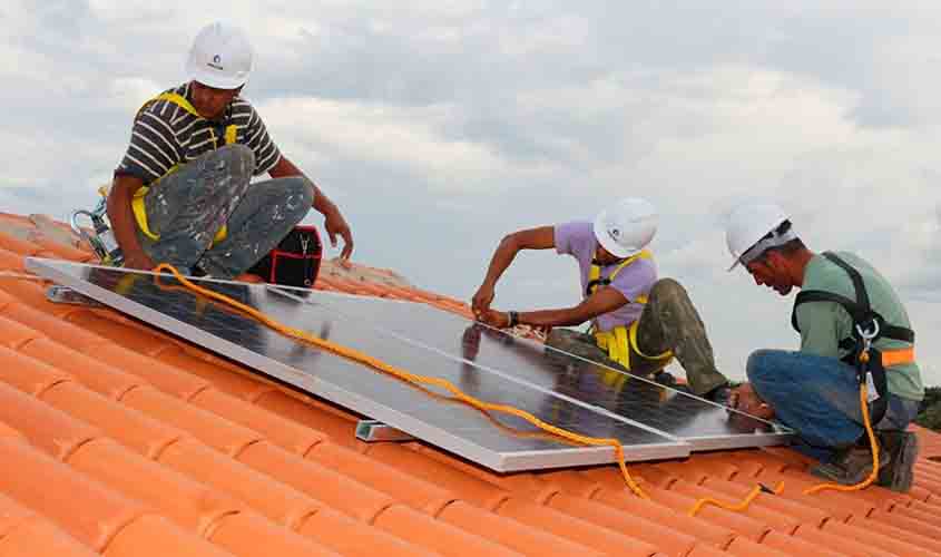 Projeto facilita compra de equipamentos de energia solar ou eólica para famílias de baixa renda  