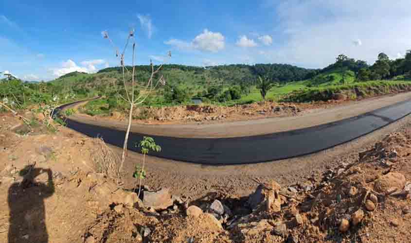 Equipe do DER realiza pavimentação asfáltica no trecho mais crítico da RO-464, em Tarilândia