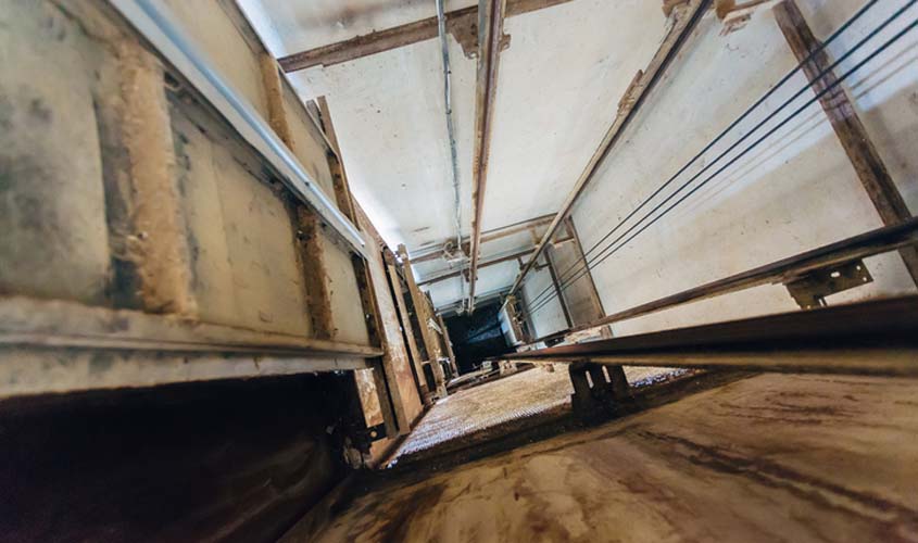 Aumenta indenização de pais de trabalhador morto em elevador