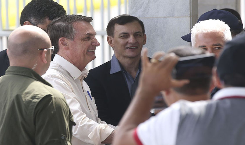 Bolsonaro cita LRF e desiste de reajuste a policiais por MP