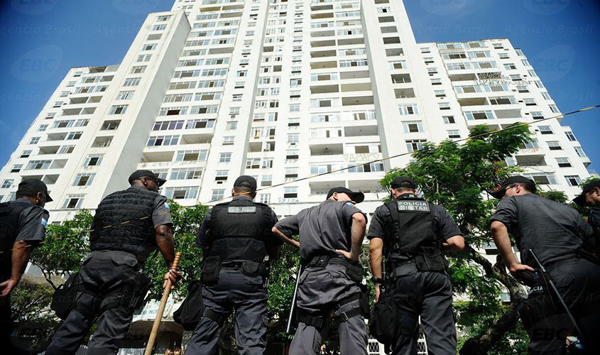 Bolsonaro extigue prisão disciplinar para PMs e bombeiros