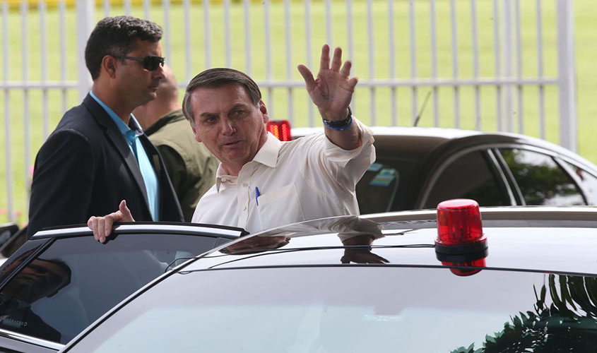 Bolsonaro sanciona lei que pune incitação ao suicídio pela internet
