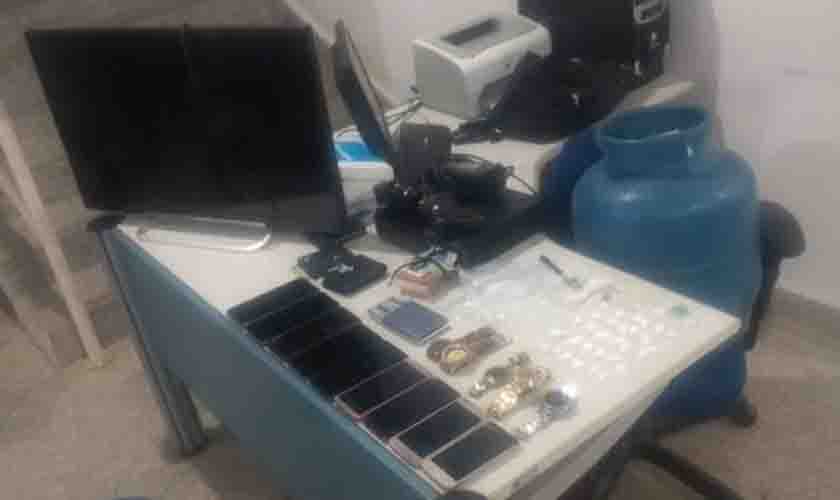 Polícia Militar apreende drogas e recupera motocicleta furtada