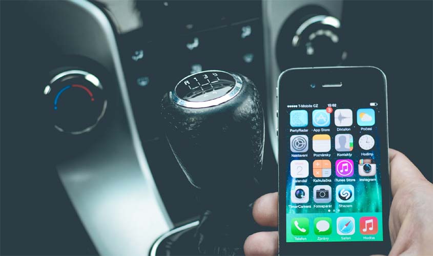 Brasileiros intensificam uso de celular ao volante e novo projeto de lei quer aumentar o valor da multa