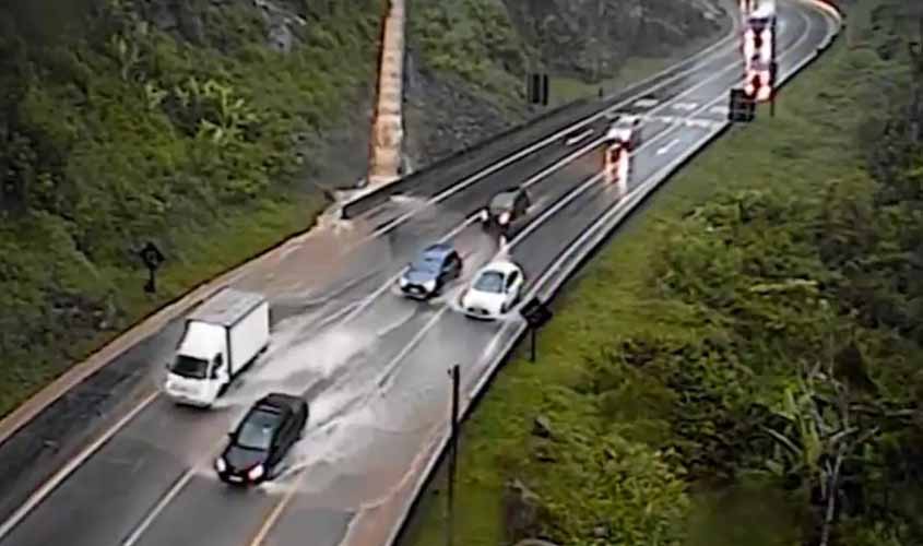 Vídeo mostra “cachoeira d’água” inundando trecho da BR-101; assista