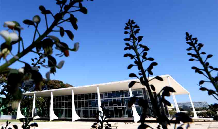 Gratificações de estatutários não se estendem a servidores temporários, decide STF