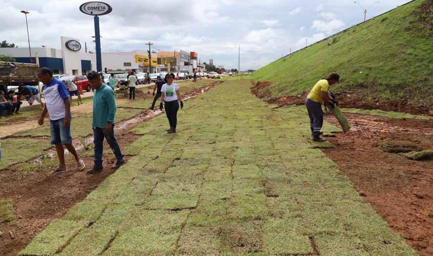 Prefeitura amplia paisagismo na região do viaduto da Jatuarana, na BR-364