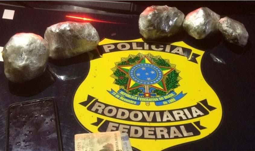 PRF apreende meio quilo de skunk com passageiro de ônibus