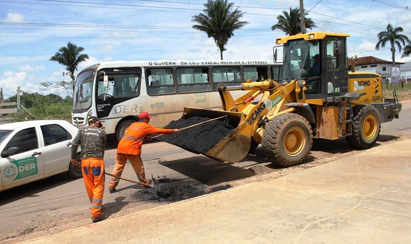 Mesmo no período de chuvas intensas, DER executa operação tapa-buracos nas ROs