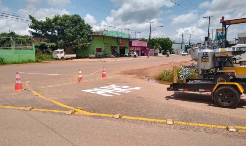 Prefeitura sinaliza ruas no Conjunto 22 de Dezembro