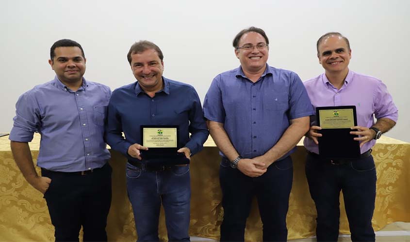 Prefeito recebe placa em agradecimento por implantar Piso Nacional dos odontólogos