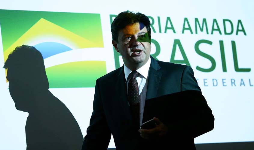 Ministro confirma primeiro caso suspeito de coronavírus no Brasil